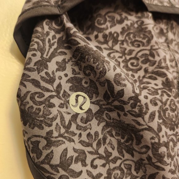 Speed Up Low-Rise Lined Short 2.5" - Flossy Dark Carbon Black - Picture 4 of 10